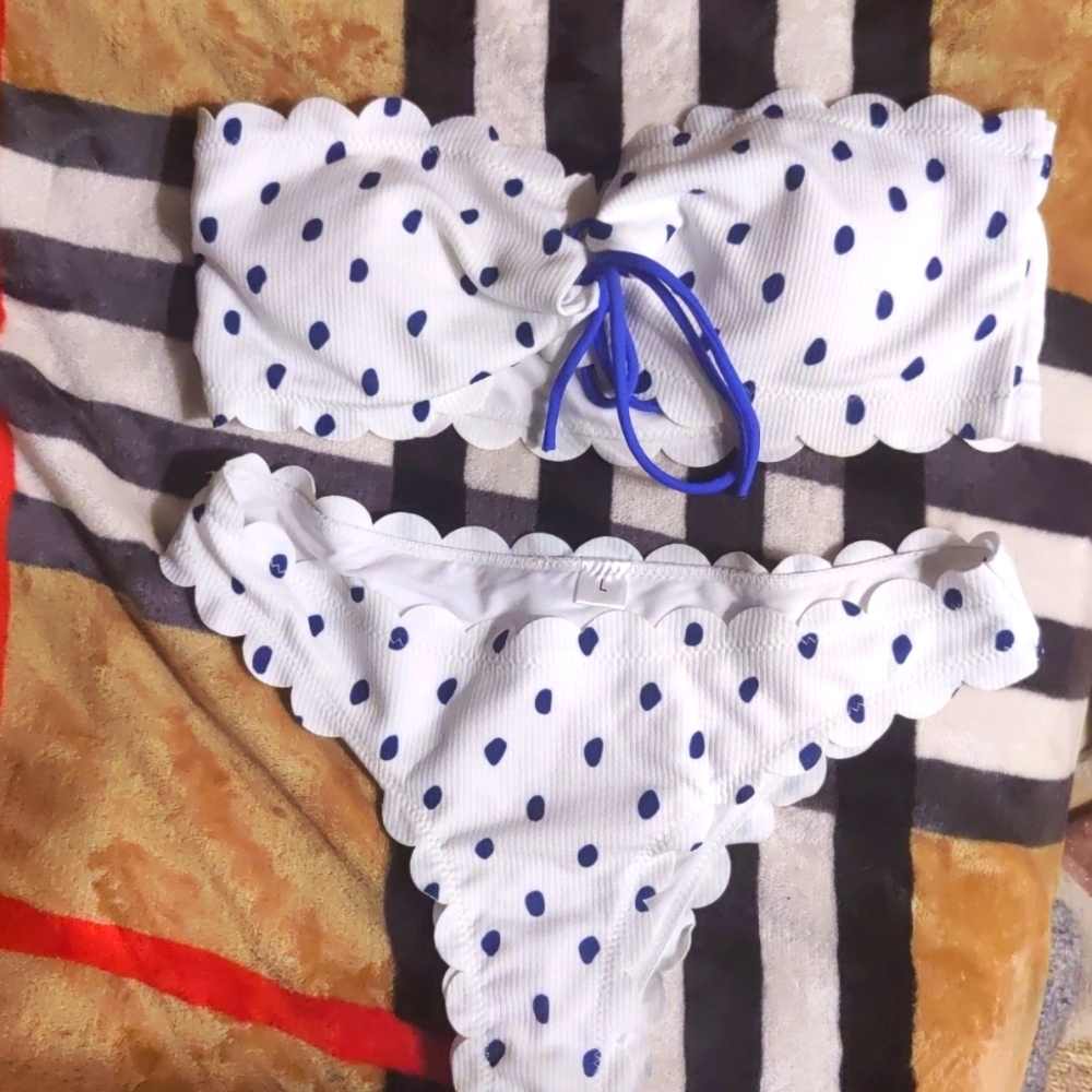 Scalloped edge adorable swim suit